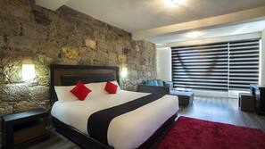 Escritorio, wifi gratis, ropa de cama