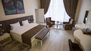 Minibar, desk, laptop workspace, free WiFi
