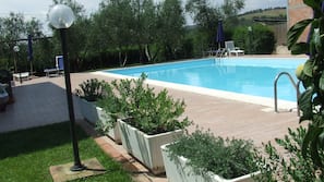Piscina stagionale all'aperto, ombrelloni da piscina, lettini