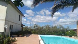 Piscina stagionale all'aperto, ombrelloni da piscina, lettini