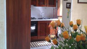 Frigorifero, forno, piano cottura, macchina per tè/caffè