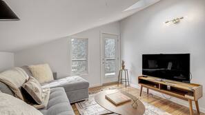TV, fireplace