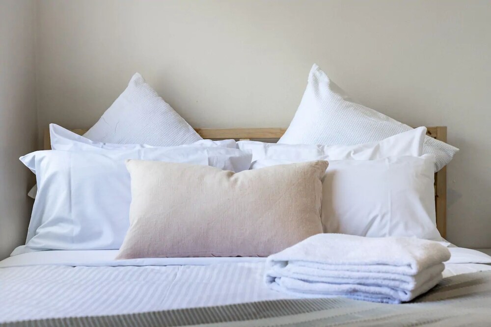 Chic 1 Bedroom Apartment With Parking In The Heart Of Paddo