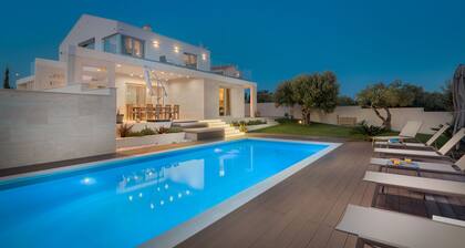 Luxury Villa Cinderella with Swimming Pool