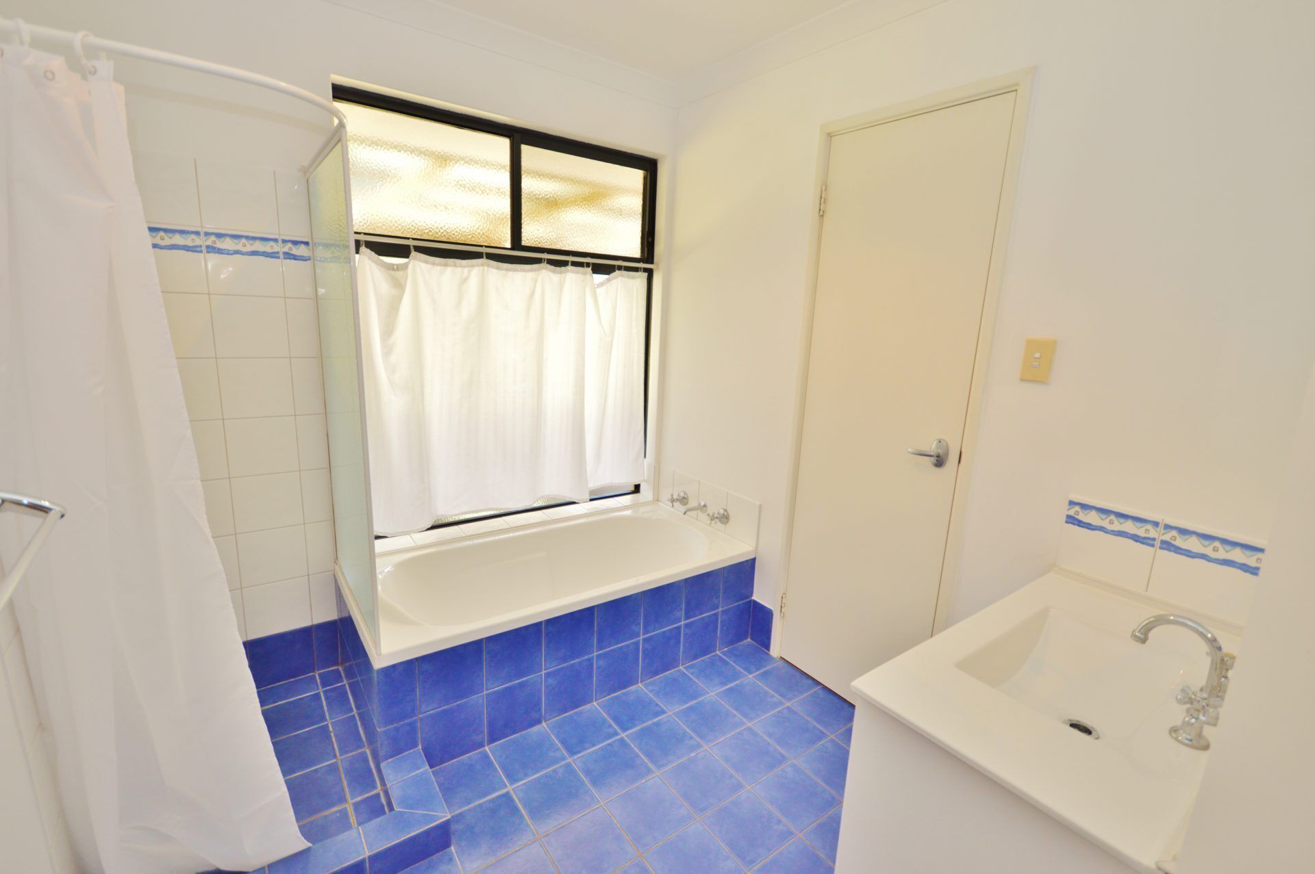 Only 5 Mins From Blue Holes Beach + Bonus Free Wifi is Available