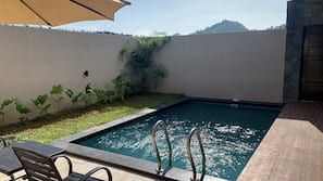 2 outdoor pools, pool umbrellas