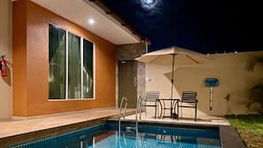 2 outdoor pools, pool umbrellas