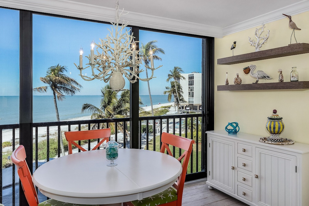 Directly on the Beach with Beach Front Views. SeaScape Condo. Totally