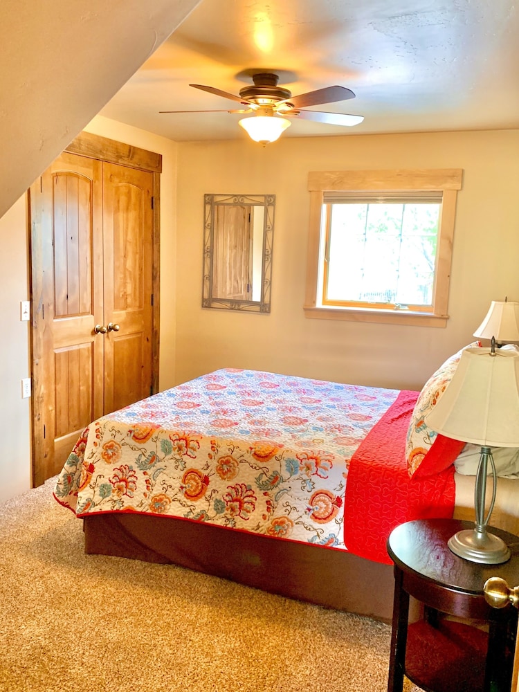 Cozy Gallatin Mountain Retreat Quaint Apartment with Spectacular Views