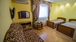 Tabla de planchar con plancha, wifi gratis, ropa de cama