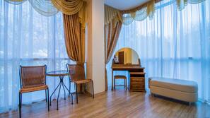 Tabla de planchar con plancha, wifi gratis, ropa de cama