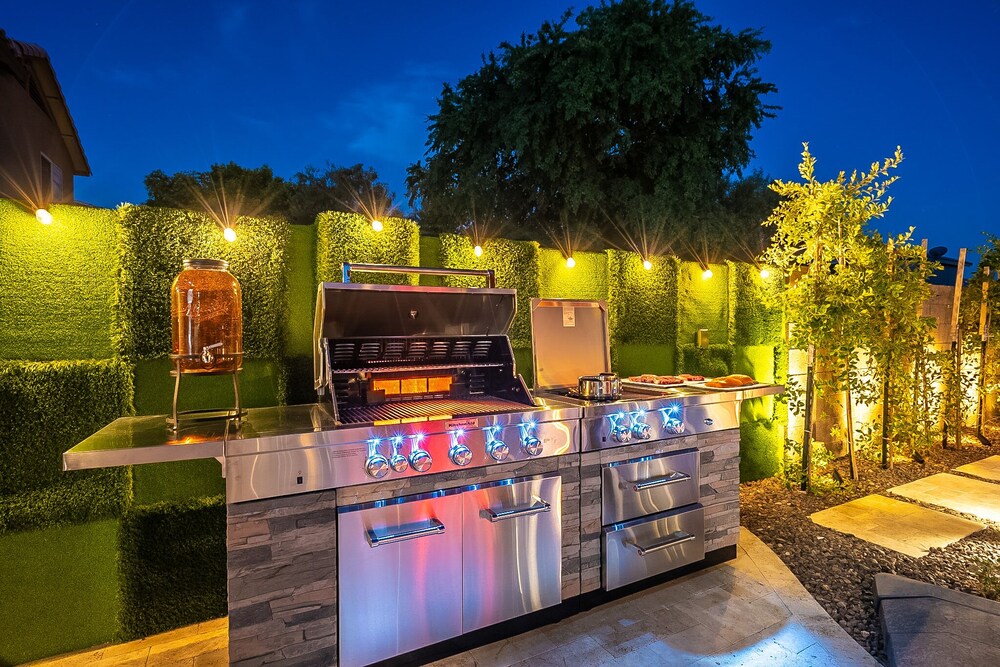 Chic 7BR/4Bath w/200k backyard, Heated Pool/Game room minutes to StateFarm Arena