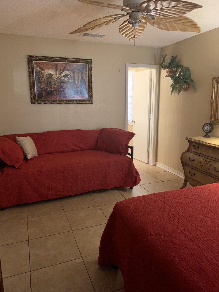 Moore's Chateau 7 mi  to Downtown NOLA !!! Sleeps 10-12 Comfortably for Less!!!