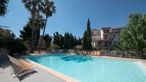 Piscina stagionale all'aperto, ombrelloni da piscina, lettini