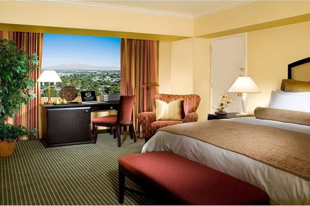 Westgate LV Hotel & Casino - 2 Rooms; close to strip; access to convention ctr.