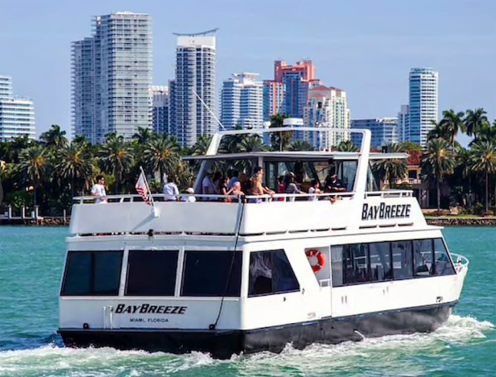 "Casa Cardenal". Private studio in Miami, close to Beach. Free parking on site.