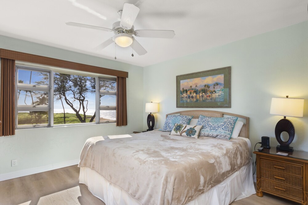 Menehune Shores 324 Stunning Ocean Front views at Beach Front Resort