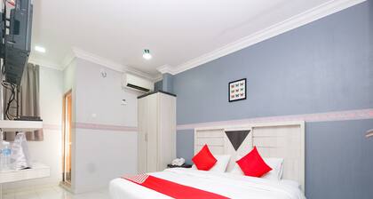 OYO 89587 IM Hotel