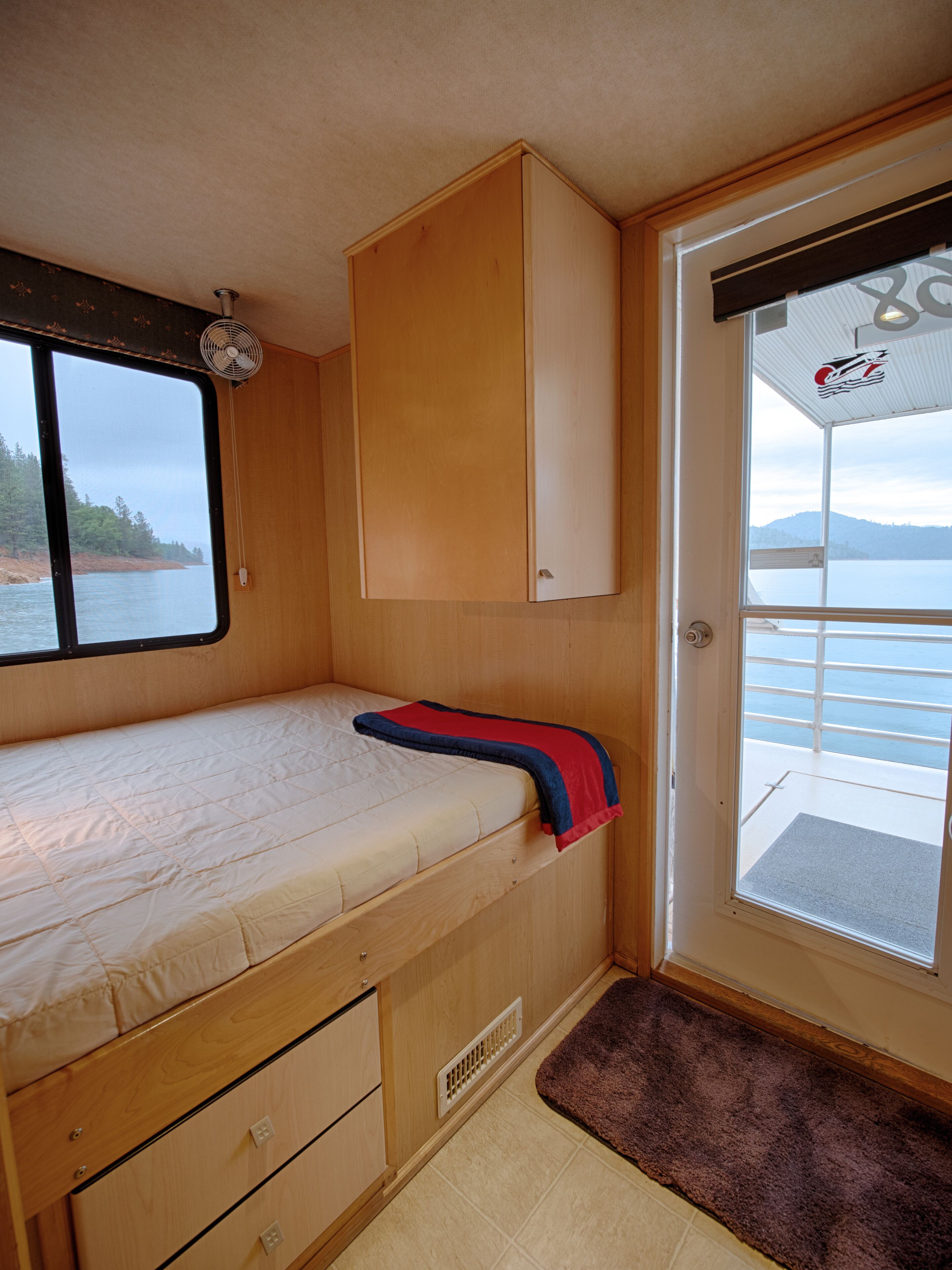 Shasta Marina at Packers Bay Mirage I Houseboat. in Mount Shasta, United States