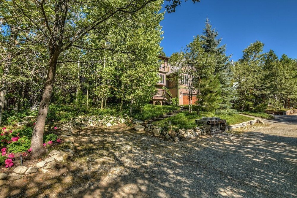 Sweet Pine Relaxing  Retreat with Captivating Mountain Views