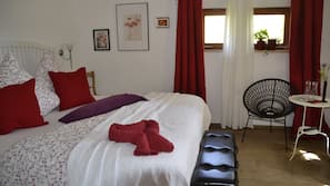 Betten mit Memory-Foam-Matratzen, individuell dekoriert