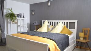 Betten mit Memory-Foam-Matratzen, individuell dekoriert