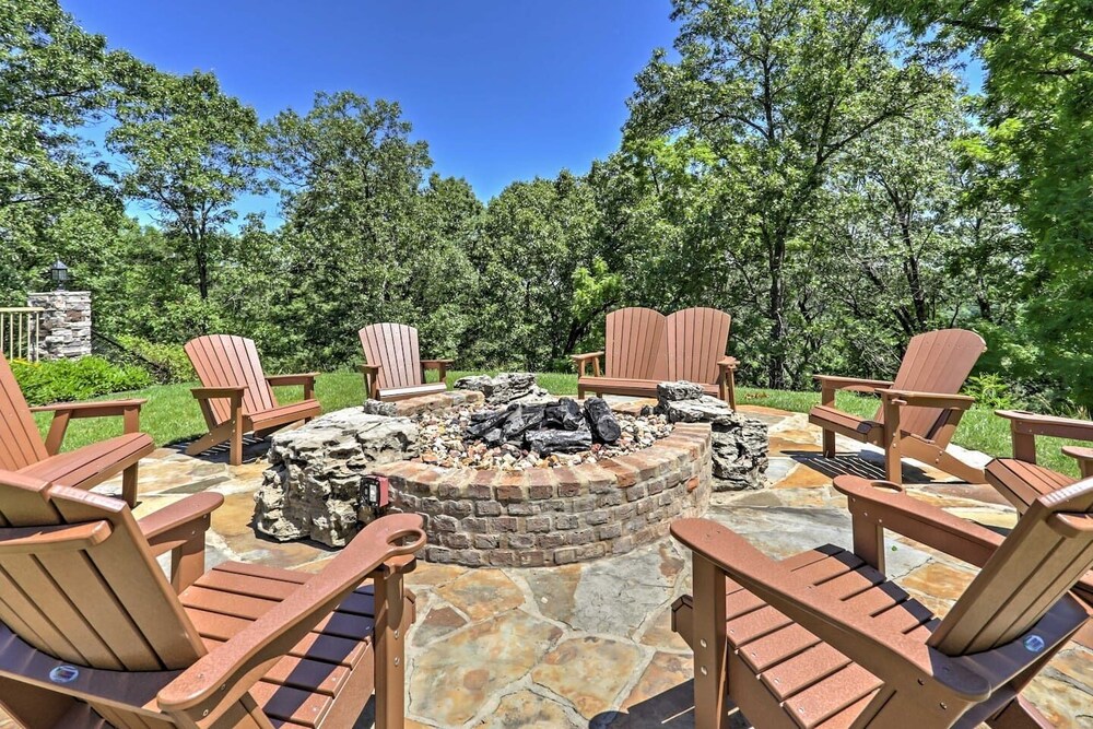 Possum Tracks Lodge -- Close to Silver Dollar, Clubhouse & Pool. Clean