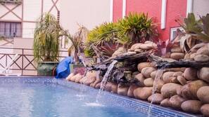 Piscina interna, piscina externa, guarda-sóis, espreguiçadeiras