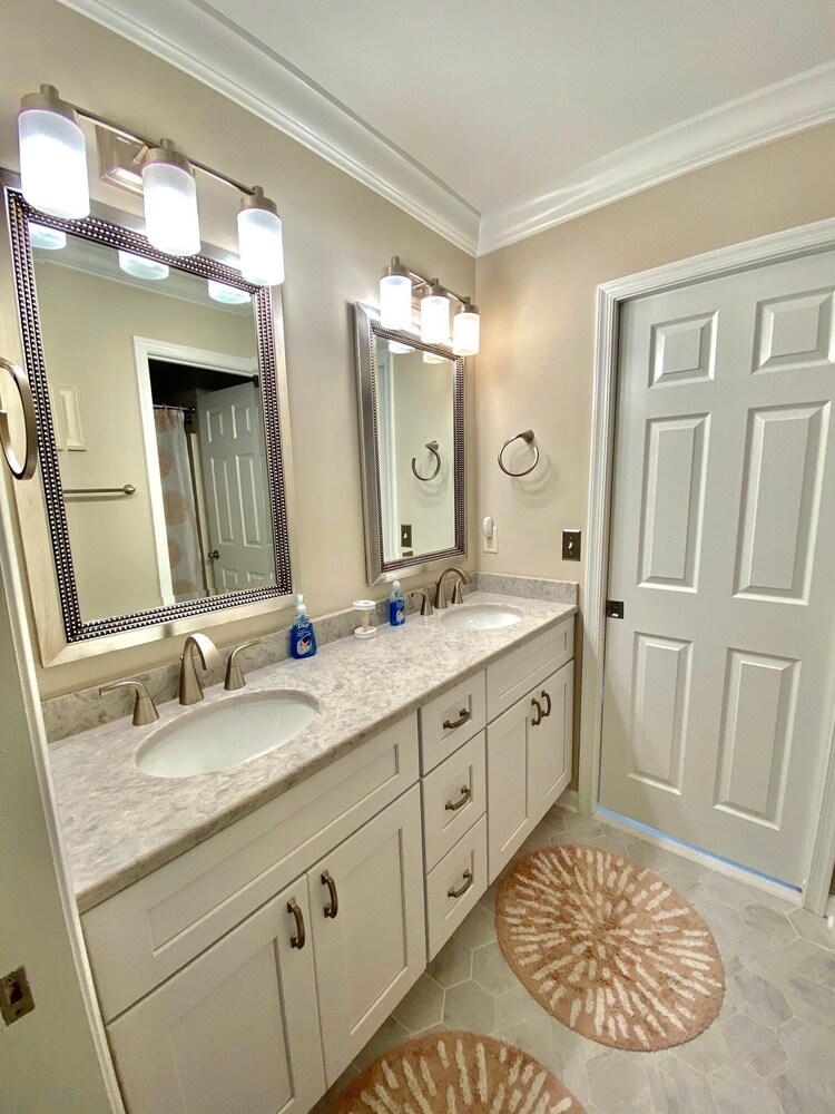 STEPS TO REHOBOTH BEACH BOARDWALK!