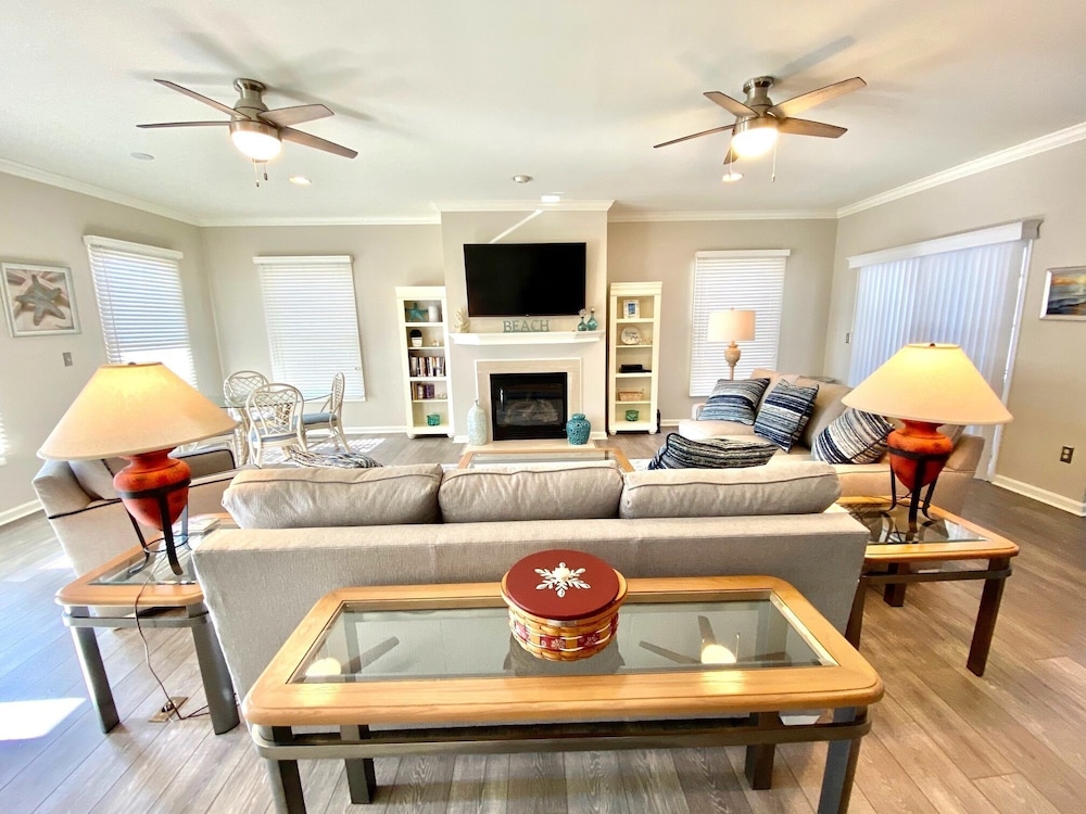 STEPS TO REHOBOTH BEACH BOARDWALK!