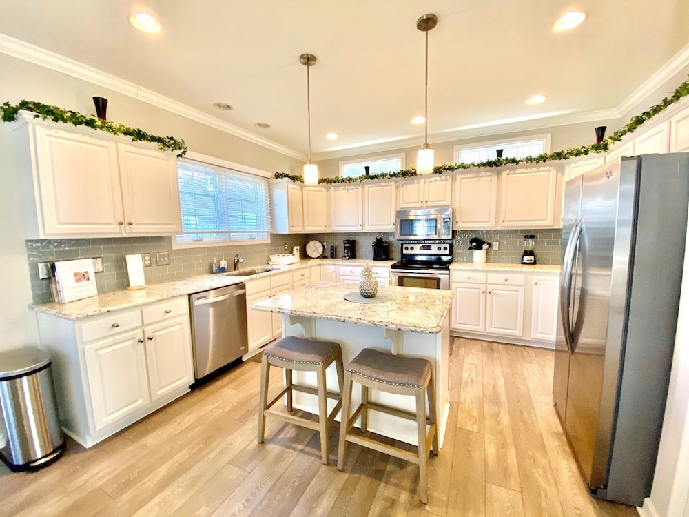 STEPS TO REHOBOTH BEACH BOARDWALK!