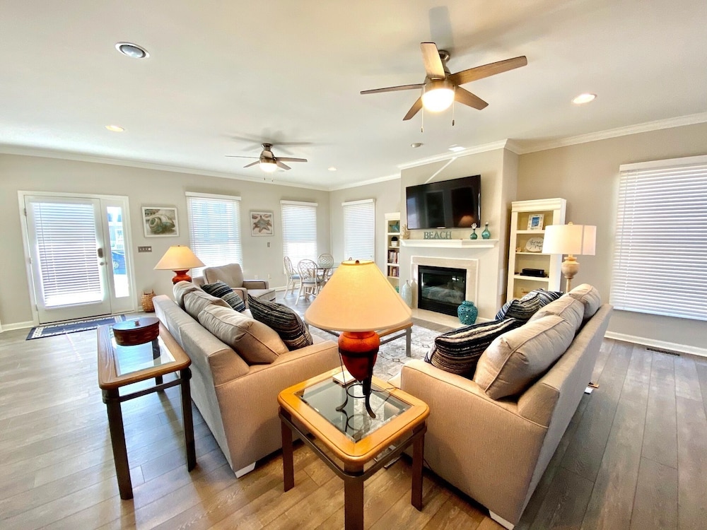 STEPS TO REHOBOTH BEACH BOARDWALK!