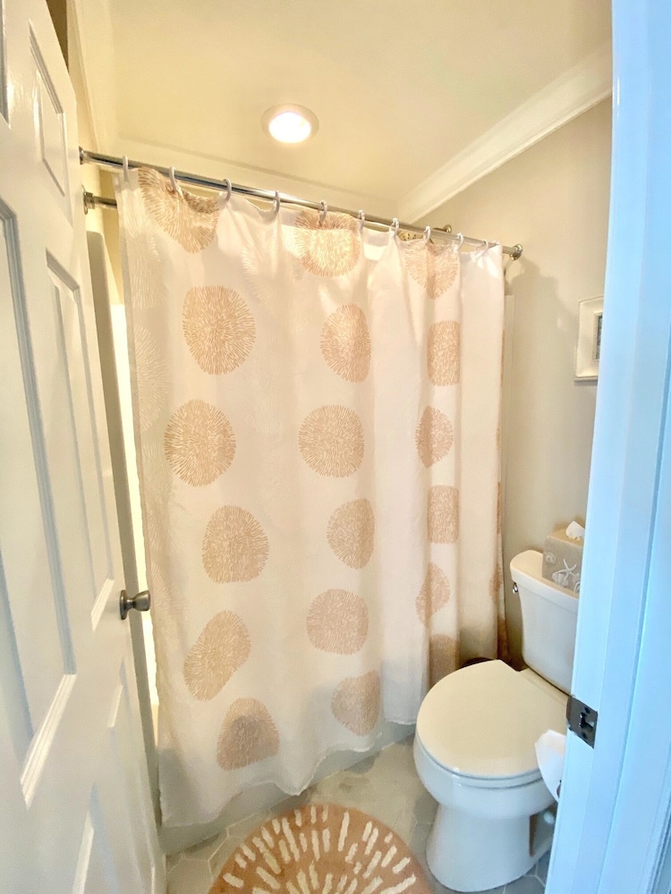 STEPS TO REHOBOTH BEACH BOARDWALK!