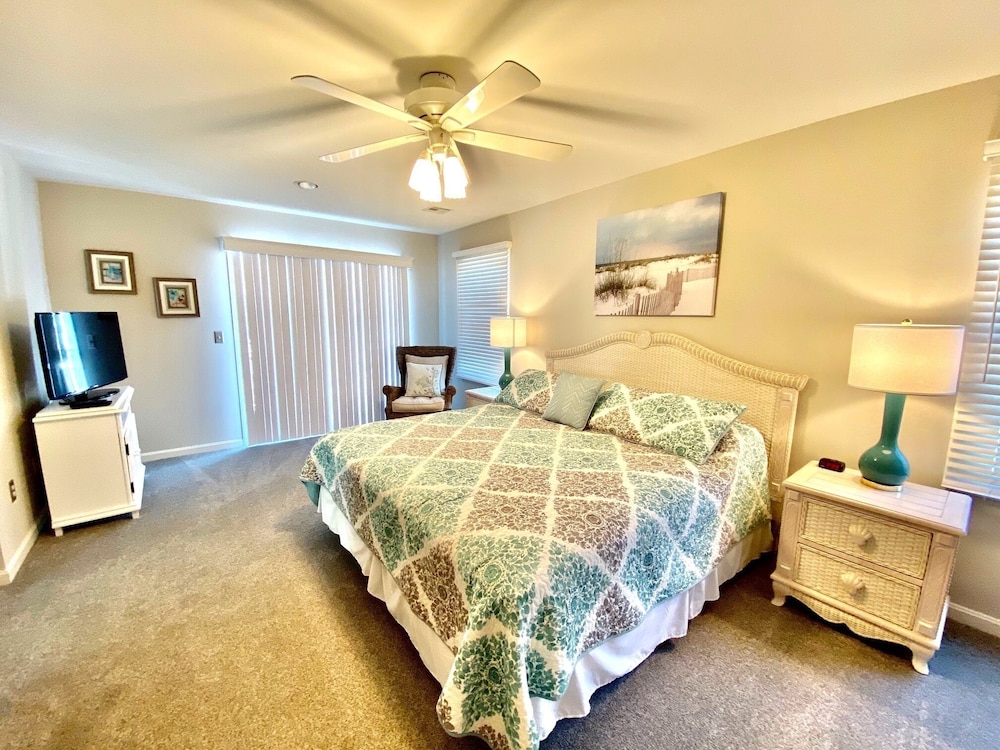 STEPS TO REHOBOTH BEACH BOARDWALK!