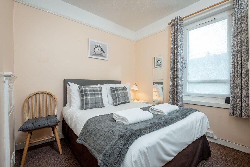 Homely Central 2 Bed Flat with Parking