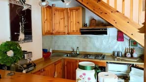 Full-sized fridge, oven, hob, coffee/tea maker