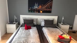 Schreibtisch, laptopgeeigneter Arbeitsplatz, schallisolierte Zimmer