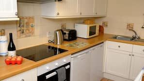 Full-sized fridge, microwave, oven, coffee/tea maker