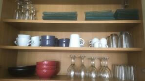 Réfrigérateur, micro-ondes, fourneau de cuisine, cafetière/bouilloire