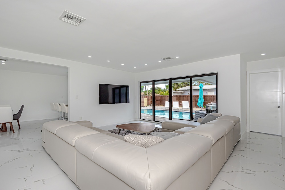 Fully Renovated Miami House with amazing Pool and huge backyard