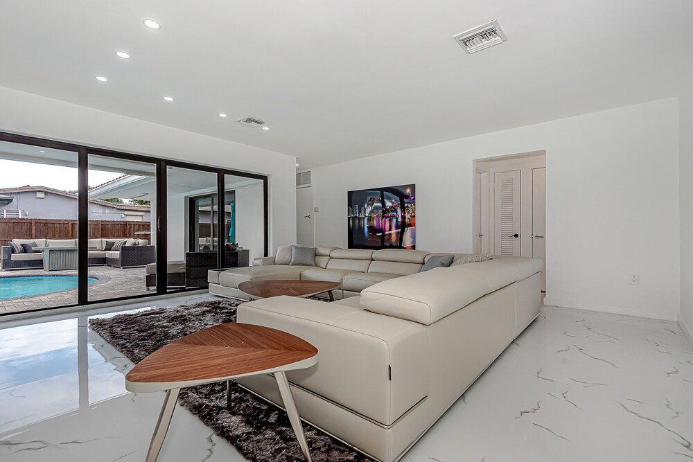 Fully Renovated Miami House with amazing Pool and huge backyard