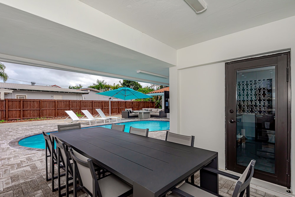 Fully Renovated Miami House with amazing Pool and huge backyard