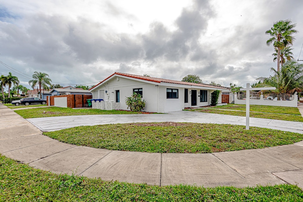 Fully Renovated Miami House with amazing Pool and huge backyard