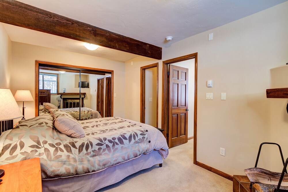 Serene setting just minutes to Vail village, 3BR/3BA, Private HotTub, Fireplace.