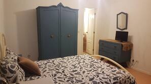 1 dormitorio, tabla de planchar con plancha, cunas o camas infantiles