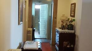 1 dormitorio, tabla de planchar con plancha, cunas o camas infantiles