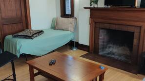 4 bedrooms, iron/ironing board, Internet, linens