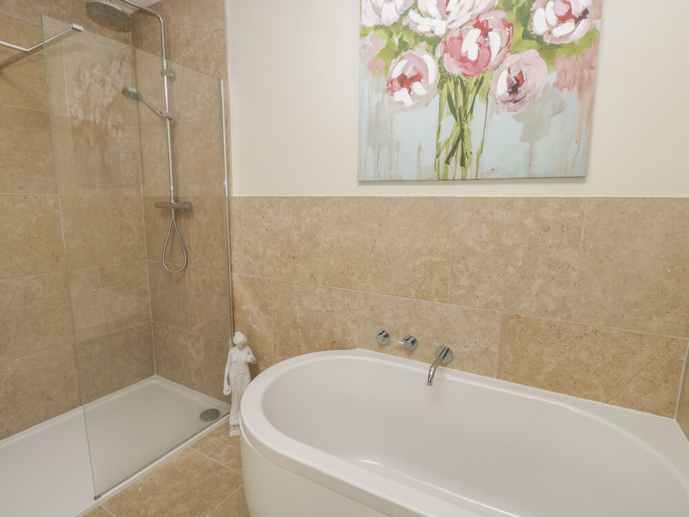 6 The Chipping Deals & Reviews (WottonunderEdge, GBR) Wotif