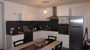 Full-size fridge, microwave, oven, stovetop