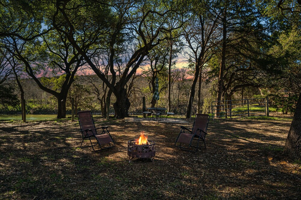 Lazy River Cottage on the Middle Bosque River kayaks and boats